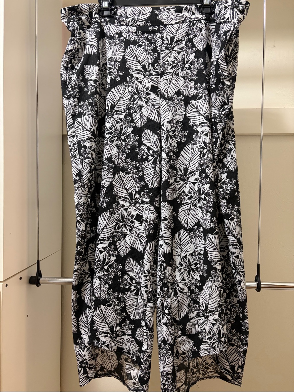 Nine West Black and White Floral Wide-Leg Pants